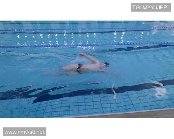 仰泳技巧与训练方法概述 了解仰泳的基本动作与提高技巧的关键要素