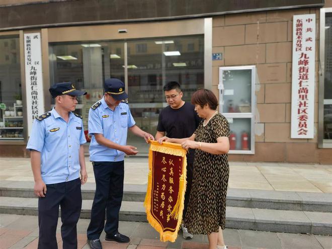 威尼斯wns8885566摊贩摆摊已经摆到斑马线上武汉光谷一街道整治奏效后市民送(图1)