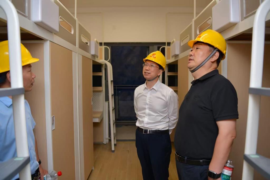 wns8885566校郑庆华到校区查抄基建、尝试室和开学筹办事情